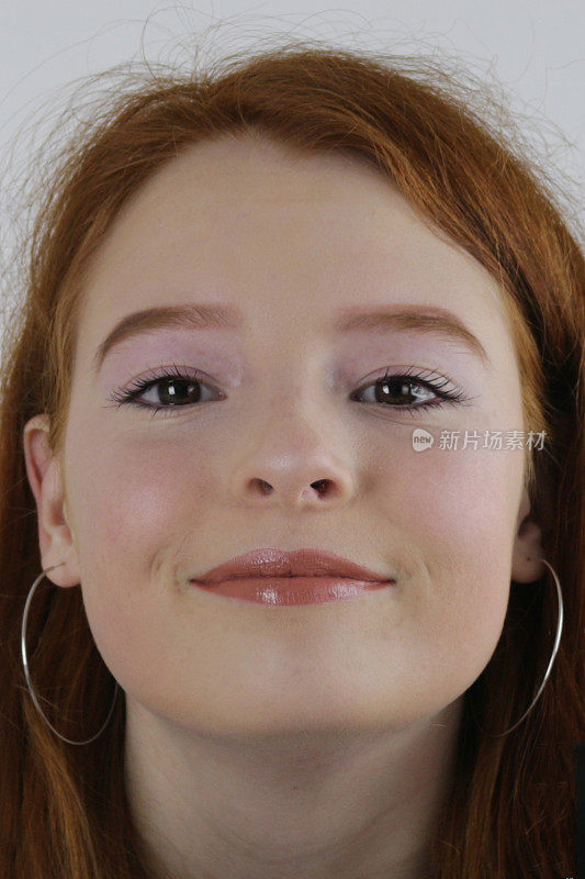 特写照片，14 / 15岁的红发少女，苍白的皮肤和雀斑坐在卧室里展示化妆品社交媒体全脸的化妆品视频